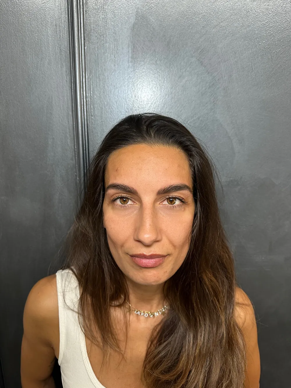 Martina Giuntoli disegna la forma personalizzata delle sopracciglia prima del trattamento